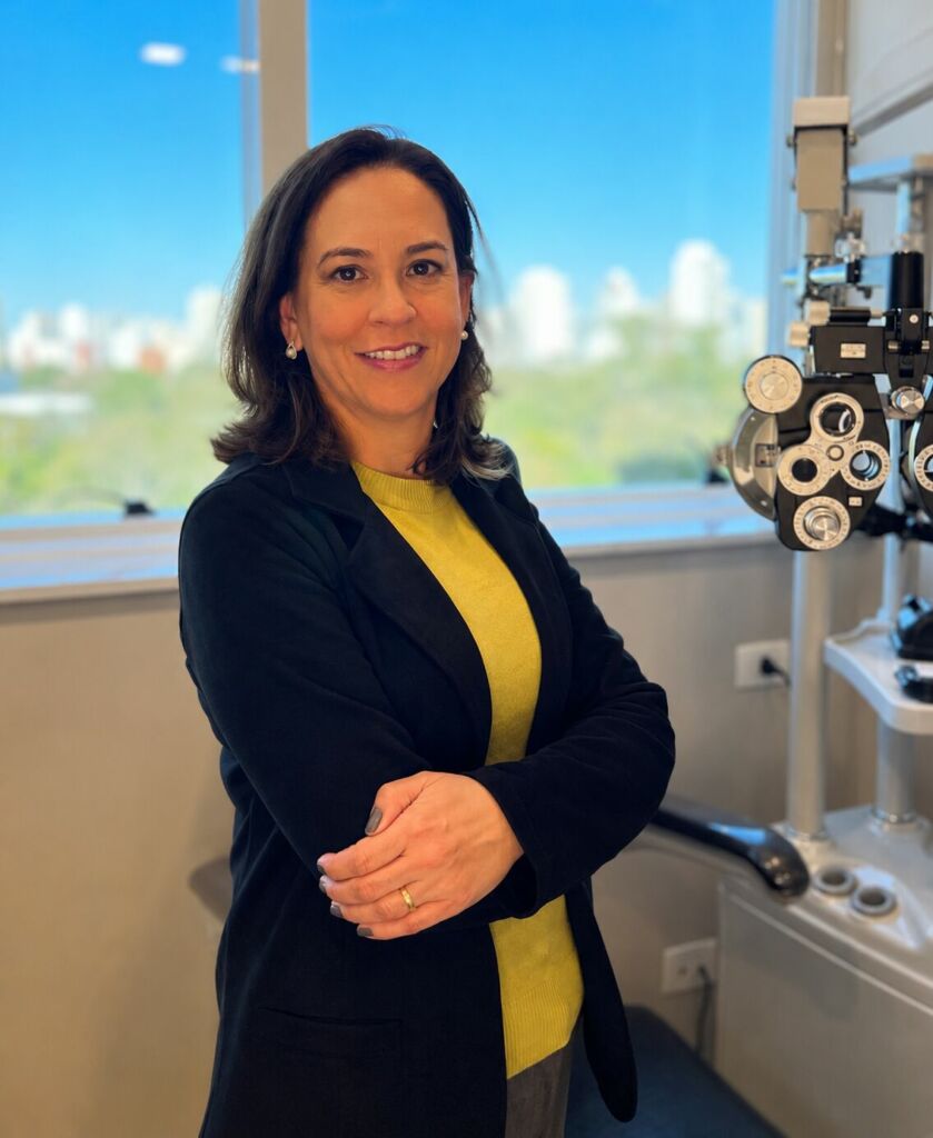 Dra. Maria Cecilia Duarte em consultório oftalmológico no Cabral em Curitiba com equipamentos modernos para exames oftalmológicos.